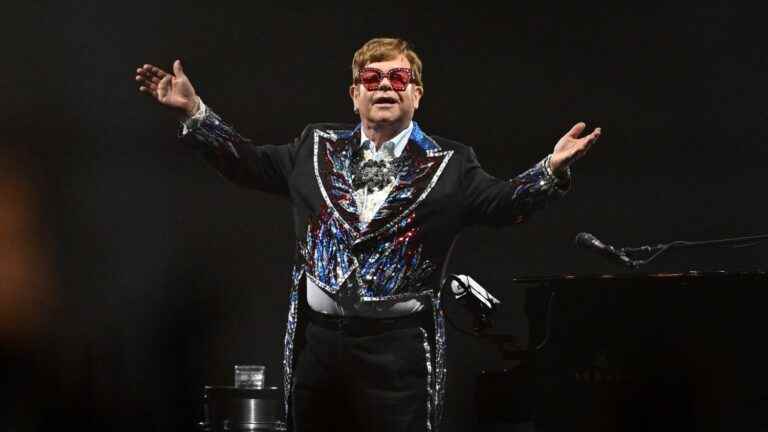 Elton John makes a scintillating stop at the Paris La Défense Arena in the middle of the farewell world tour