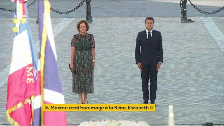 Emmanuel Macron pays tribute to Queen Elizabeth II at the foot of the Arc de Triomphe