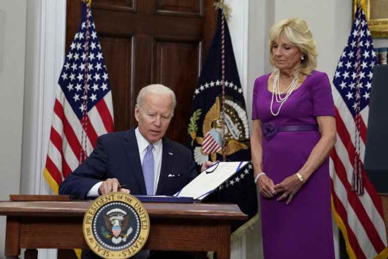 Firearms |  Joe Biden signs law to limit violence