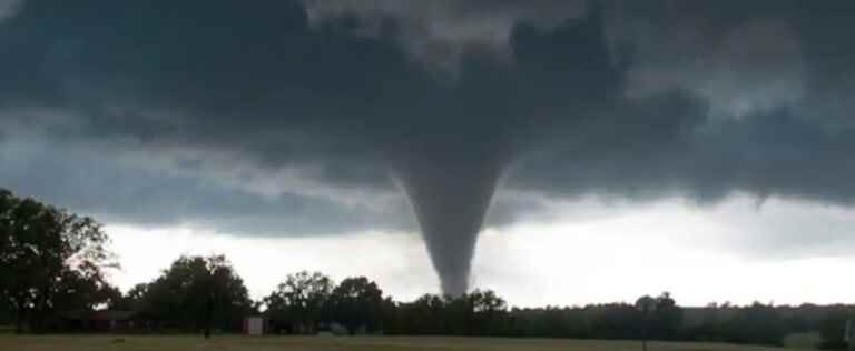 Tornado alert lifted in Rimouski, strong winds cause damage