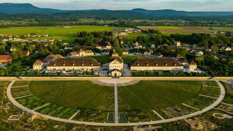 France Bleu Besançon live from the Royal Saltworks of Arc-et-Senans for the inauguration of the “Immense Circle”!