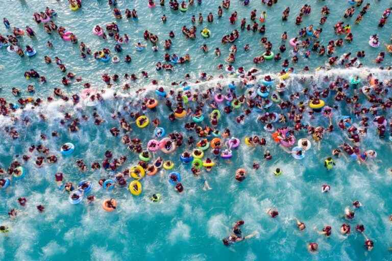 Giant swimming in China during a heat wave