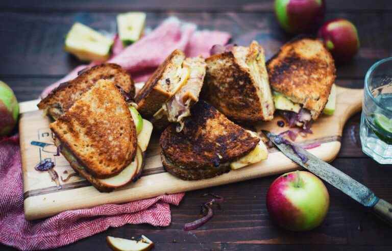 Grilled-cheese recipe with apples, Perron cheddar and caramelized onions