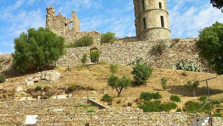 Grimaud, site perched in the Gulf of St Tropez