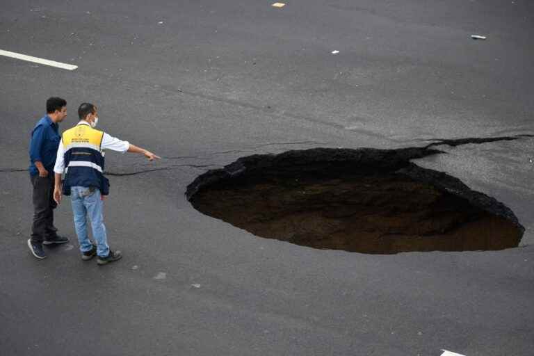 Guatemala: a giant hole on the highway