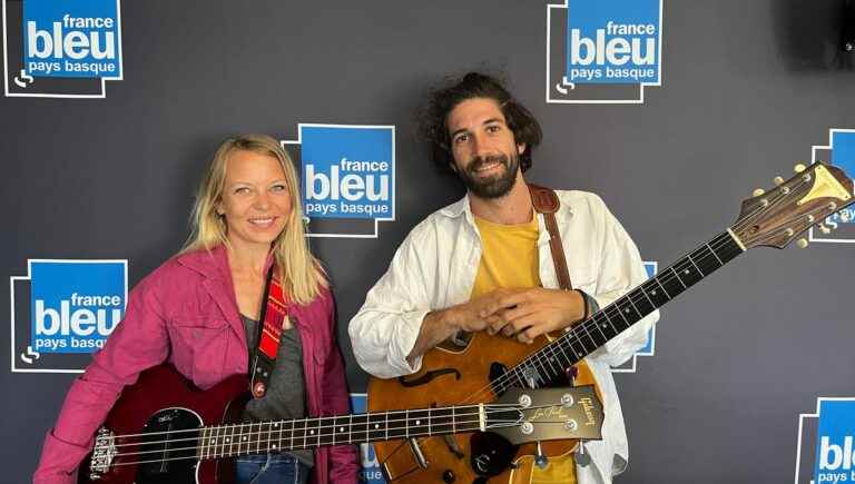 Guitar in hand, Jane and Raphaël become Janaël