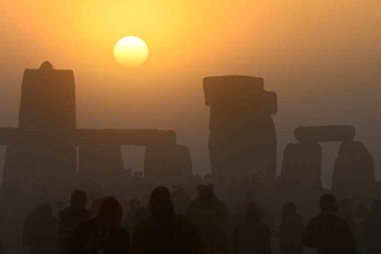 Hazy Sun, Incense and Druids |  The summer solstice celebrated at Stonehenge