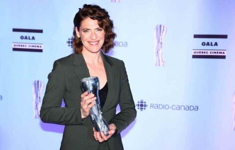 Hélène Florent with birds at the Gala Québec Cinéma