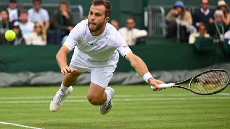 Hugo Gaston falls in the second round