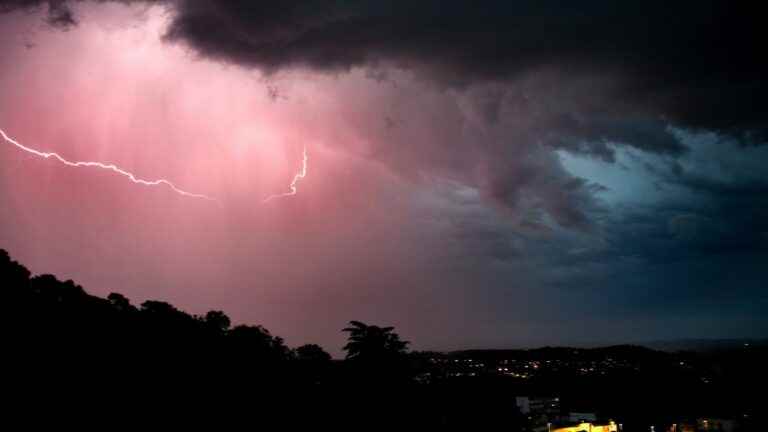 IN IMAGES, IN PICTURES.  Hail, lightning, threatening clouds, destroyed crops… France hit by violent storms