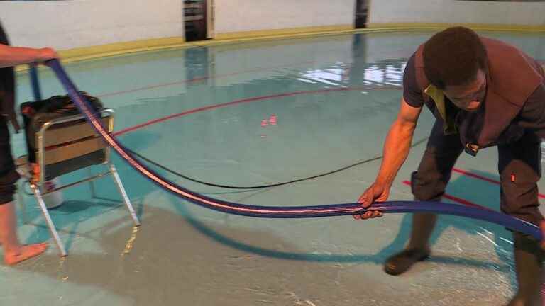 In Niort, city services thaw the ice rink to water the green spaces