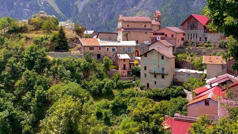 In Roure, an inn loses a large part of its customers because of works which prevent access to it