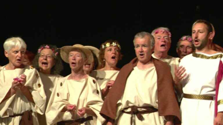 In the Nièvre, a troupe of amateurs performs a traveling Mozart opera