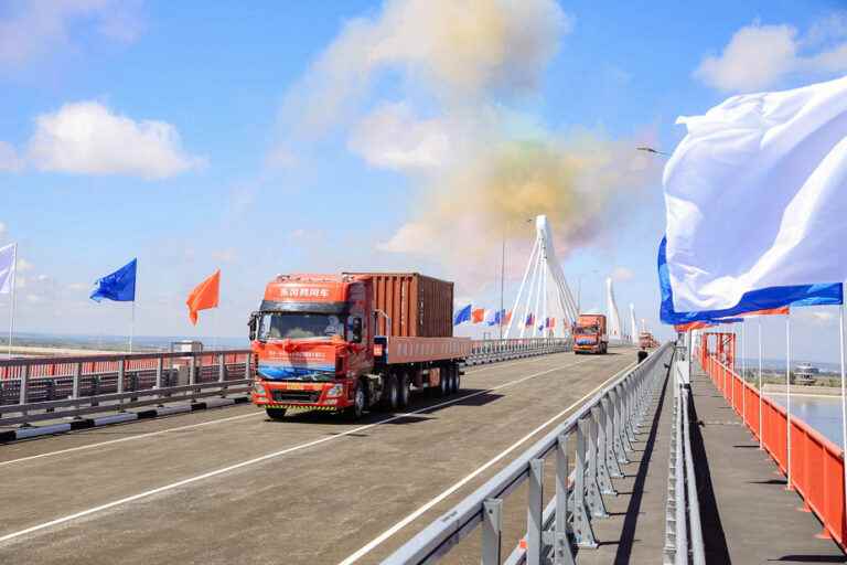 Inauguration of the first bridge connecting Russia and China