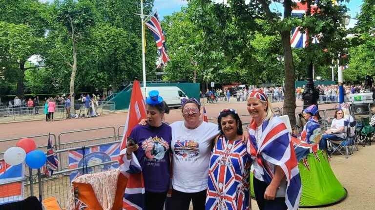 “It’s just fantastic!”, these fans of the Queen spent the night in front of Buckingham Palace