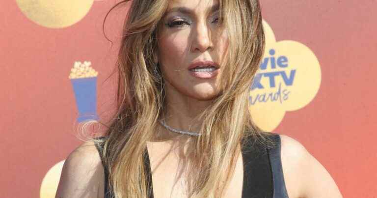 Jennifer Lopez more diva than ever… and furious to have to share the Super Bowl with Shakira!