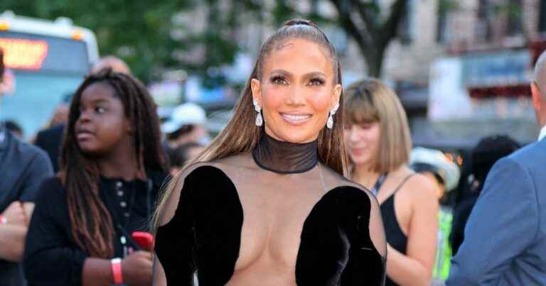 Jennifer Lopez stunning in a transparent dress that reveals a lot…