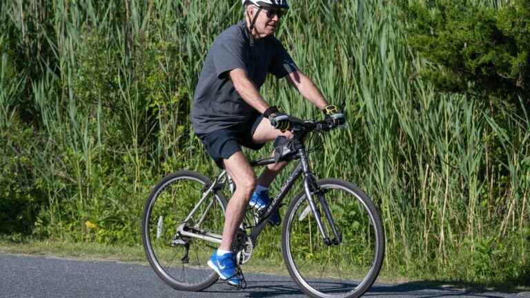 Joe Biden falls while trying to get off his bike, but claims to be “well”