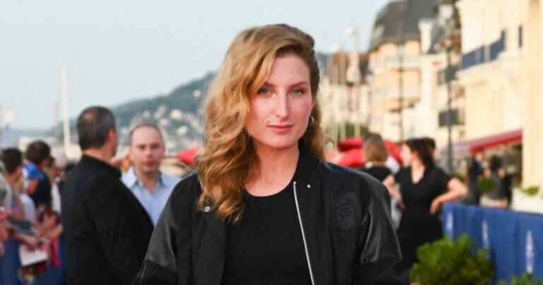 Julia Piaton in a crop top facing Frédérique Bel sublime in a slit dress at the Cabourg Festival