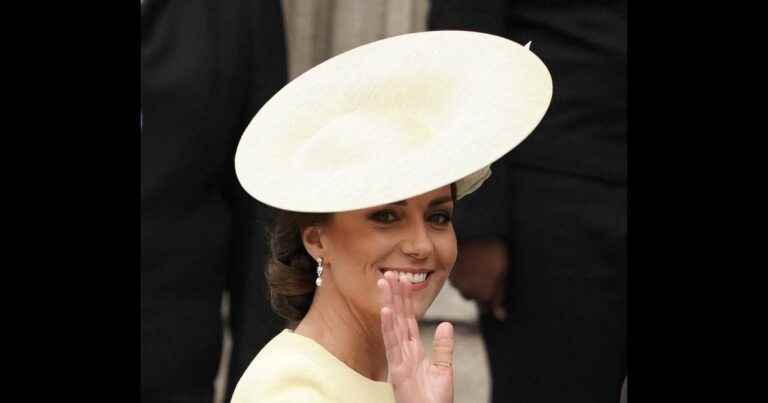 Kate Middleton chic in yellow with an XXL hat: acclaimed on William’s arm for the jubilee mass