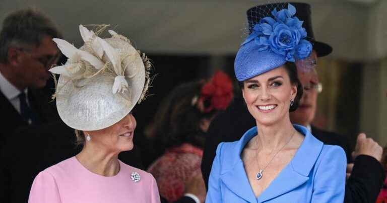 Kate Middleton irreproachable in royal blue: neat exit, an absence is a lot of talk