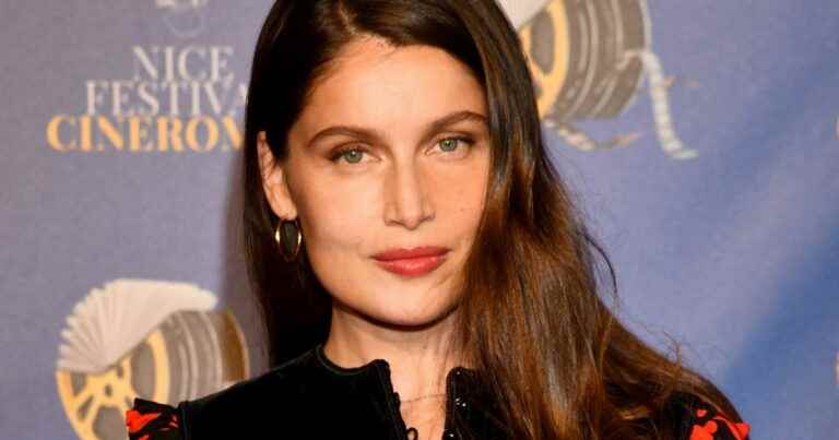 Laetitia Casta topless: red leather skirt and sensual poses, at 44, she does the show