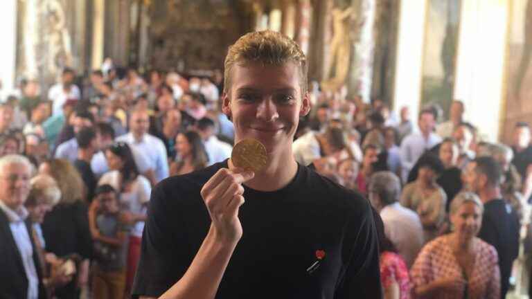 Léon Marchand receives the medal from the city of Toulouse