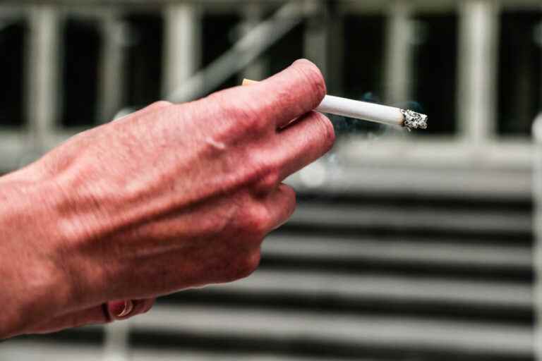 Make way for readers |  Should the legal age for smoking cigarettes be raised to 21?