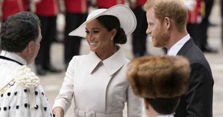 Meghan Markle elegant in a cream dress and matching hat: stylish but decried arrival at the jubilee mass