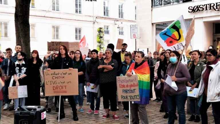 Nearly 200 people gathered in Orleans for the right to abortion