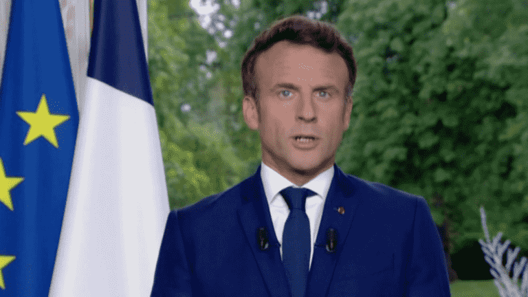 Opposed to a government of national unity, Emmanuel Macron opens the door to compromise