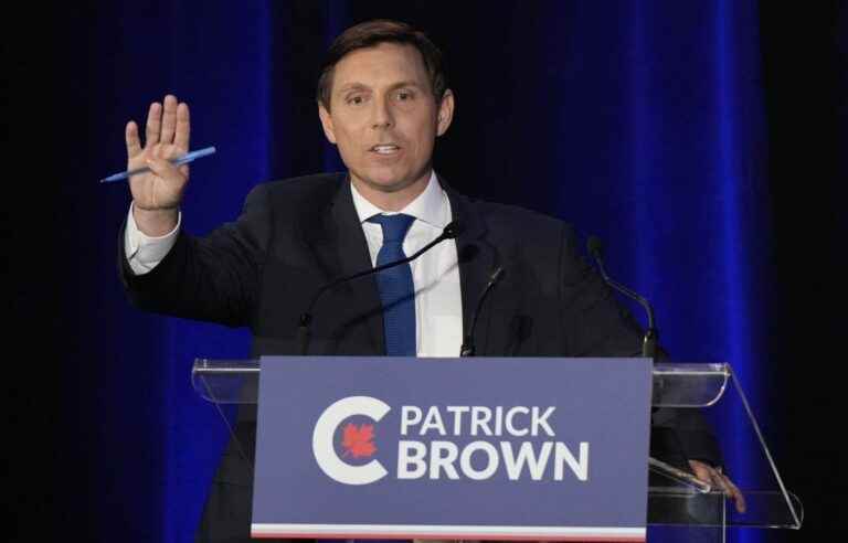 Patrick Brown loses the support of two deputies, who go to Pierre Poilievre