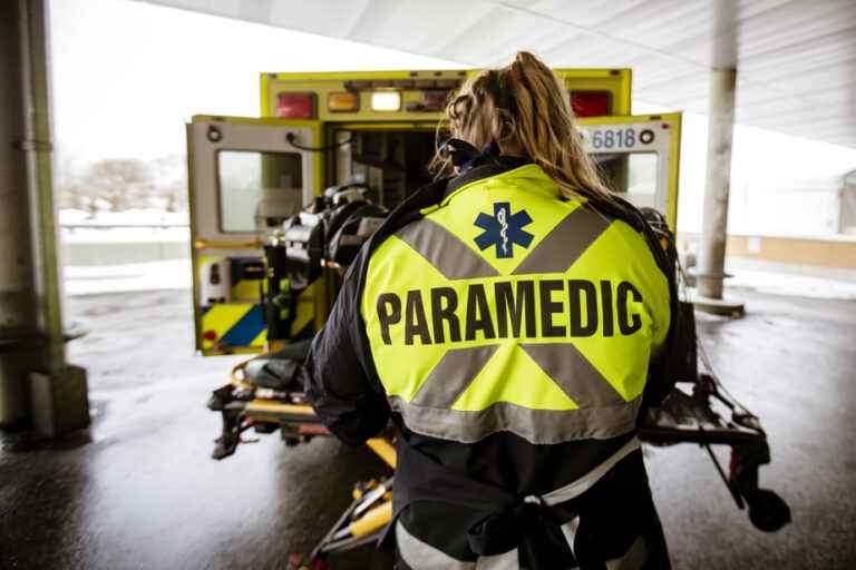 Paramedics on indefinite strike