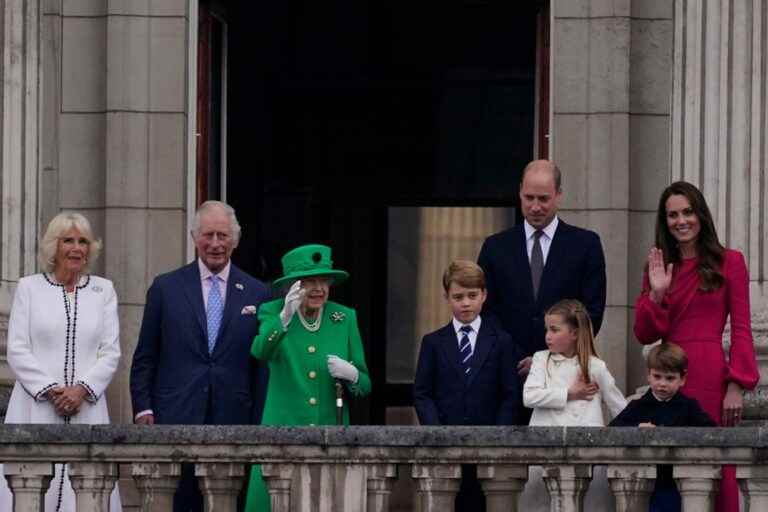 Platinum Jubilee |  Elizabeth II makes a surprise appearance for the end of the celebrations