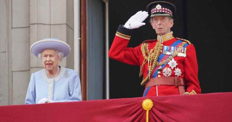 Platinum Jubilee: Impeccable Elizabeth II in azure blue, she makes a remarkable appearance with her cousin!