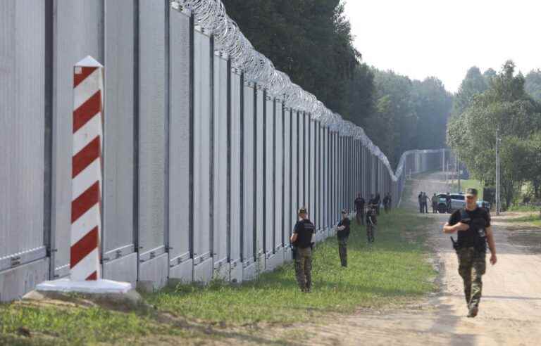 Poland completes construction of steel wall on border with Belarus