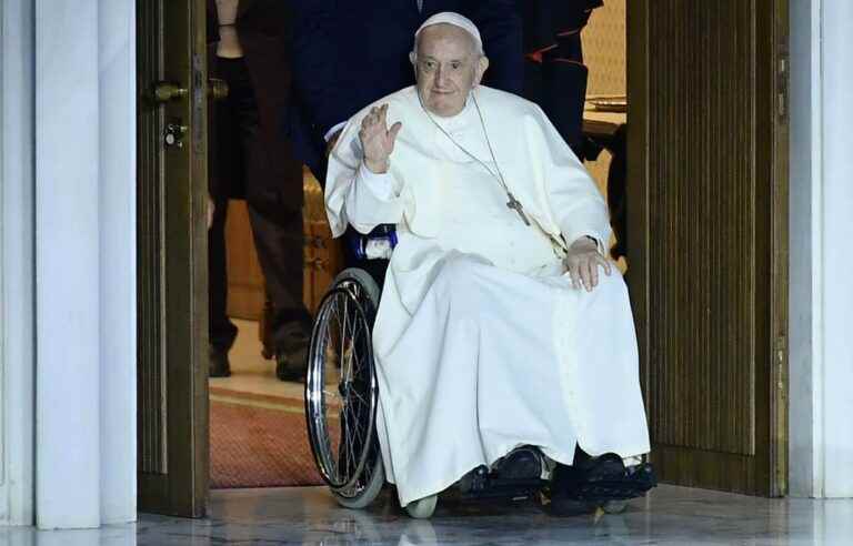 Pope to go to Canada despite knee pain