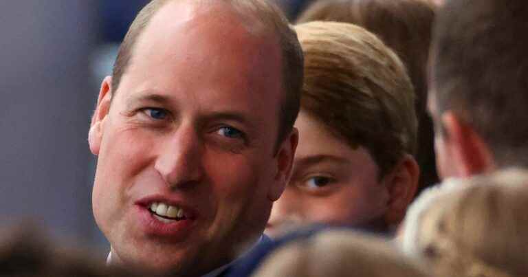 Prince William in a casual look: spotted selling magazines in the streets of London!