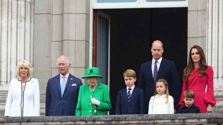 Queen Elizabeth II makes a surprise appearance on the last day of her Jubilee