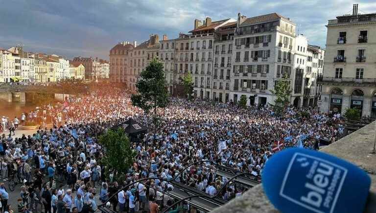 Raising of the shield, communion with the public, Hegoak… the celebration of Aviron Bayonnais