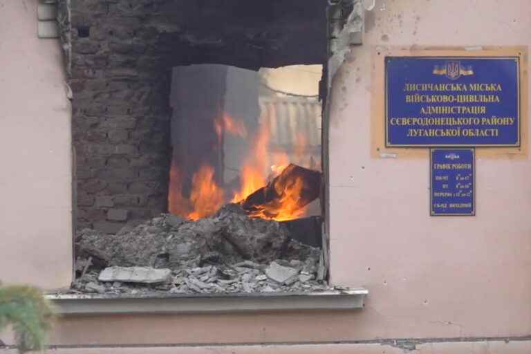 Residents of Lysychansk remain despite bombs and flames