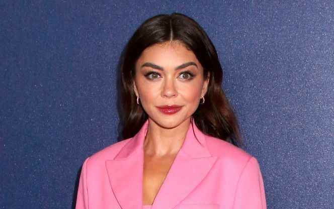 Sarah Hyland, star of “Modern Family” married a handsome boy with a mysteriously oversized tongue!