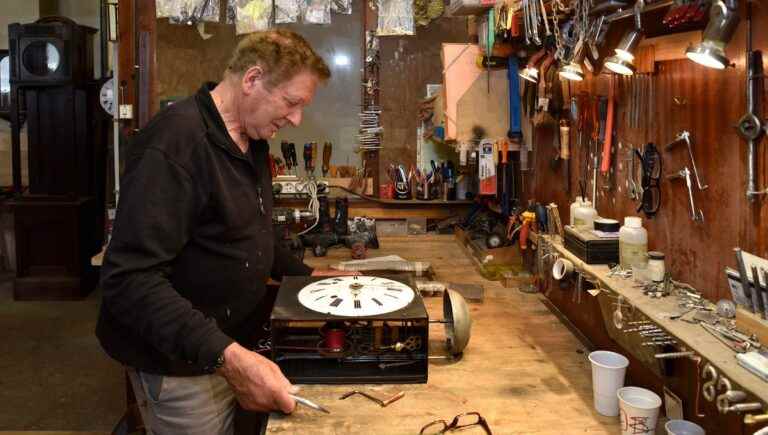 Sébastien Converset, creative watchmaker in Héricourt.  Episode 3: the restoration of Comtois clocks