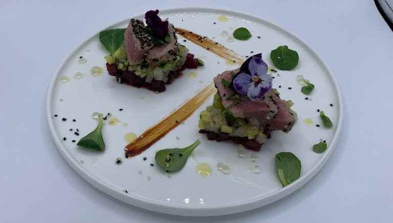 Semi-cooked tuna tataki breaded with sesame, vegetable tartare and lemongrass ginger oil