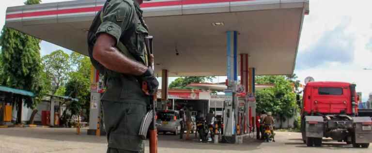 Sri Lanka: soldiers open fire to contain a riot at a gas station