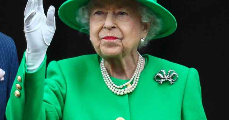 Surprise !  Elizabeth II appears on the balcony with the family for the last day of the jubilee, and delivers a poignant message