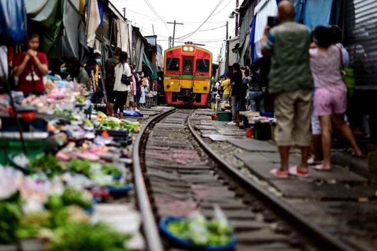 Thailand |  The incredible railway market of Maeklong finds its tourists