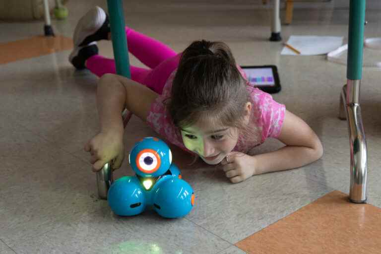 The Garneau school vibrates with robots