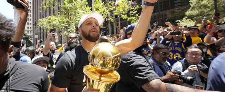 The Warriors parade in large