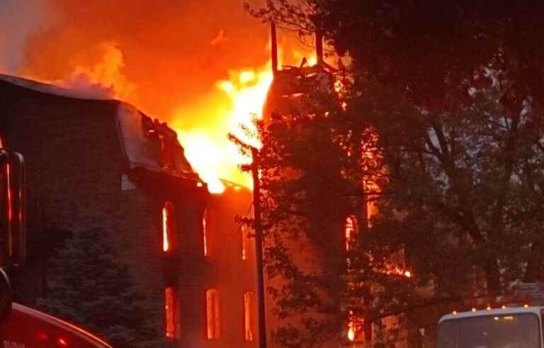 The convent of the Sisters of Saint-Anne destroyed by fire in Saint-Cuthbert